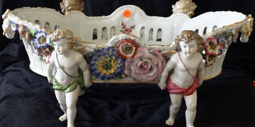 Center - Centro Large center with angels as legs, with hand painted flowers in relief, size of 14 inches long. Centro con cuatro ángeles como patas de soporte, con flores en...